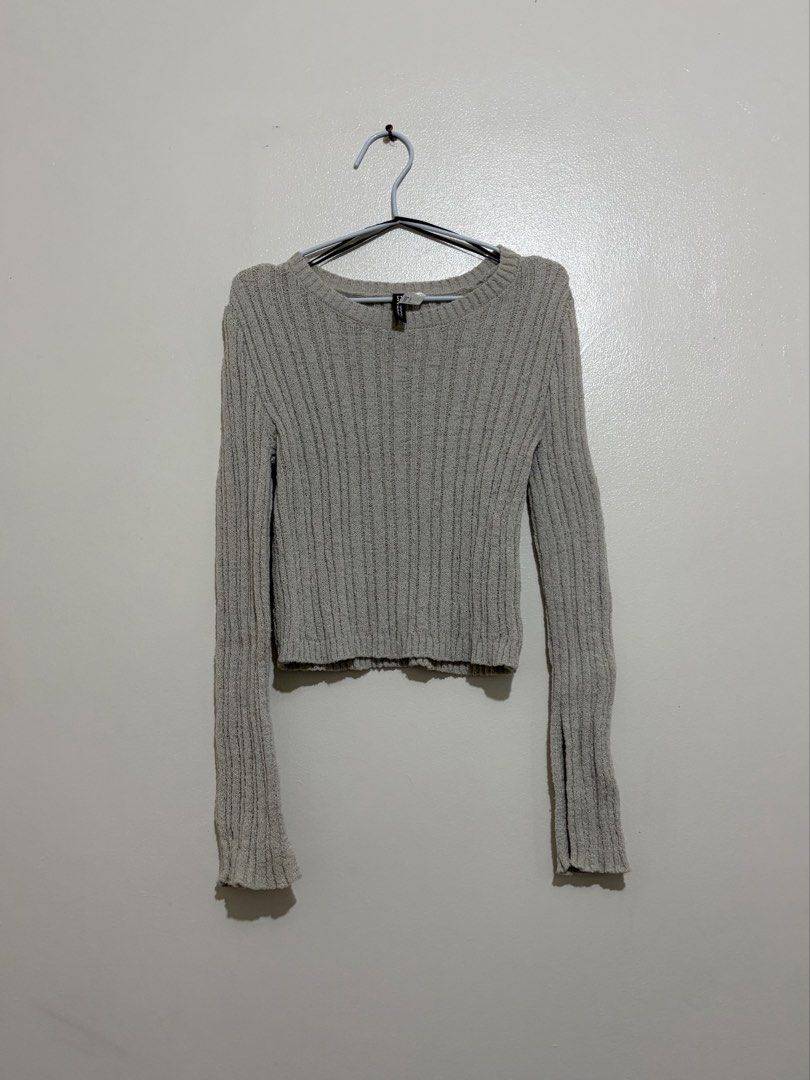 H&M Divided Ribbed Long Sleeve Crop Sweater (Category: Longsleeves) located in Cainta. Submitted by knarv__ (Listing ID 1464883466, Image 1). Description: H&M Divided grey ribbed knit top in size S. Features a crew neck, long sleeves with split cuffs, and a trendy cropped length. Super soft and comfy fabric!.