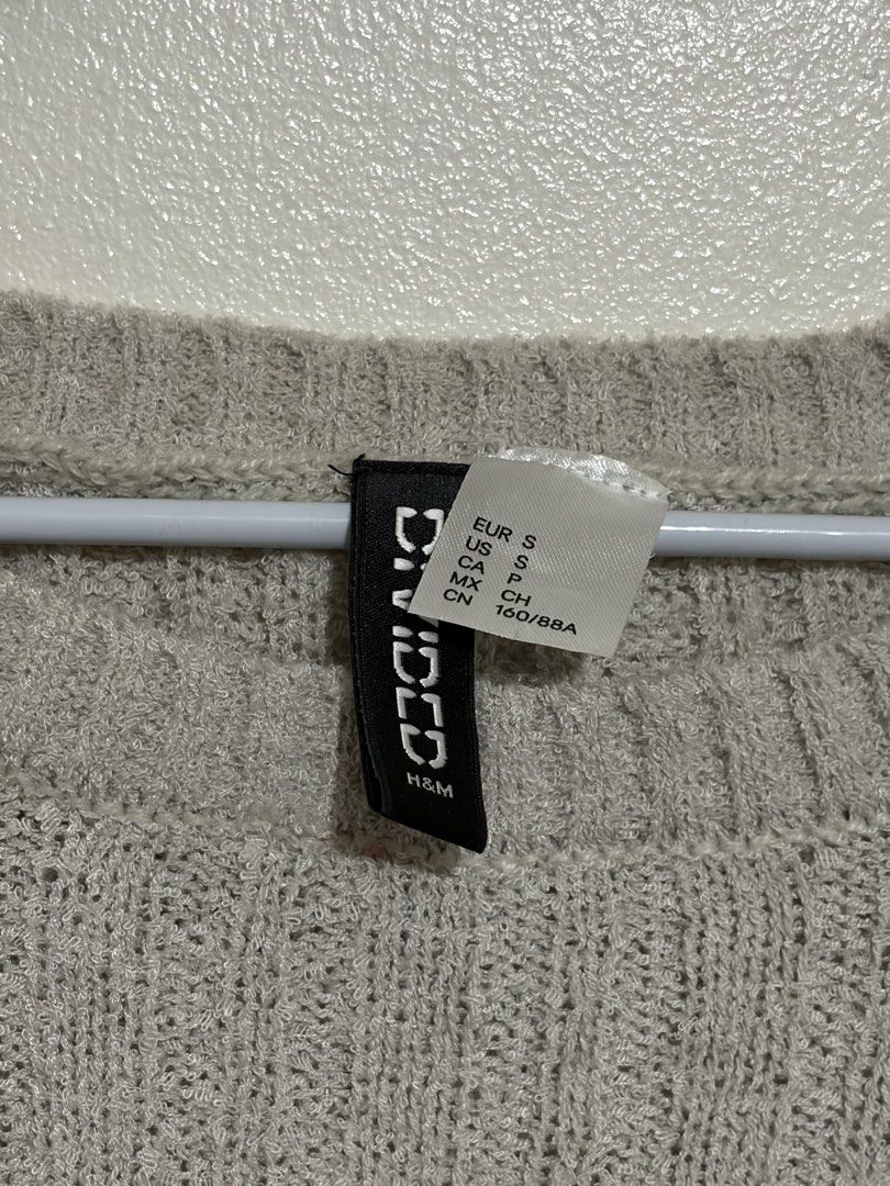H&M Divided Ribbed Long Sleeve Crop Sweater (Category: Longsleeves) located in Cainta. Submitted by knarv__ (Listing ID 1464883466, Image 2). Description: H&M Divided grey ribbed knit top in size S. Features a crew neck, long sleeves with split cuffs, and a trendy cropped length. Super soft and comfy fabric!.