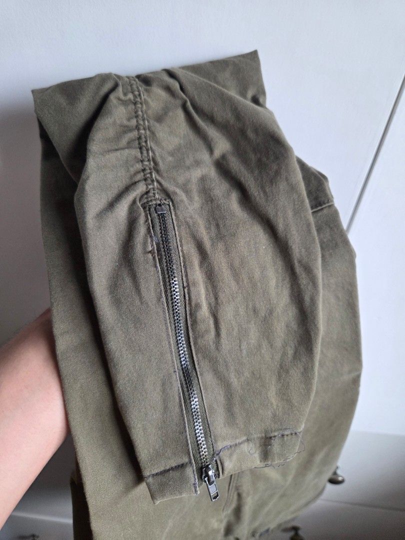 H&M Divided Zip Pants (Category: Joggers) located in Manila. Submitted by bkki.30 (Listing ID 1464827284, Image 1). Description: FS H&M Divided Twill Zipper Pants Olive Green Size 32, garterized though, should accommodate bigger waist sizes as well Fairly used 700 Pwede parin pang terno sa Yeezy haha! QC/Greenfield Ortigas Lalamove/Grab JRS.