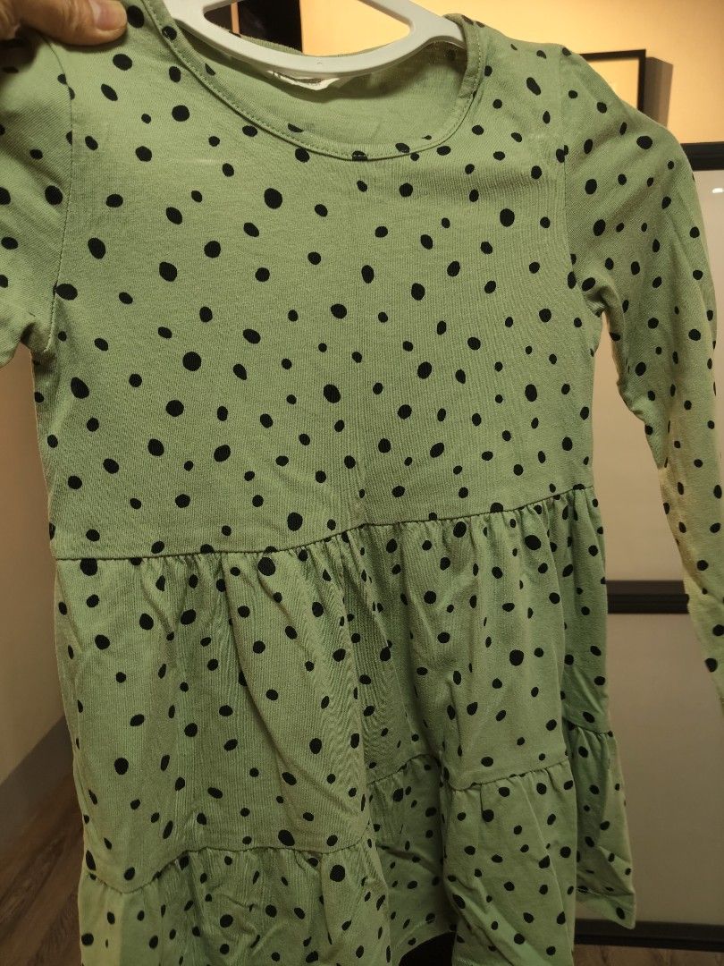 H&M Girls Top (Category: Babies & Kids Fashion) located in Pasig City. Submitted by furmom06 (Listing ID 1464821075, Image 3). Description: fits 3-4 y.o. Sage green size 116.