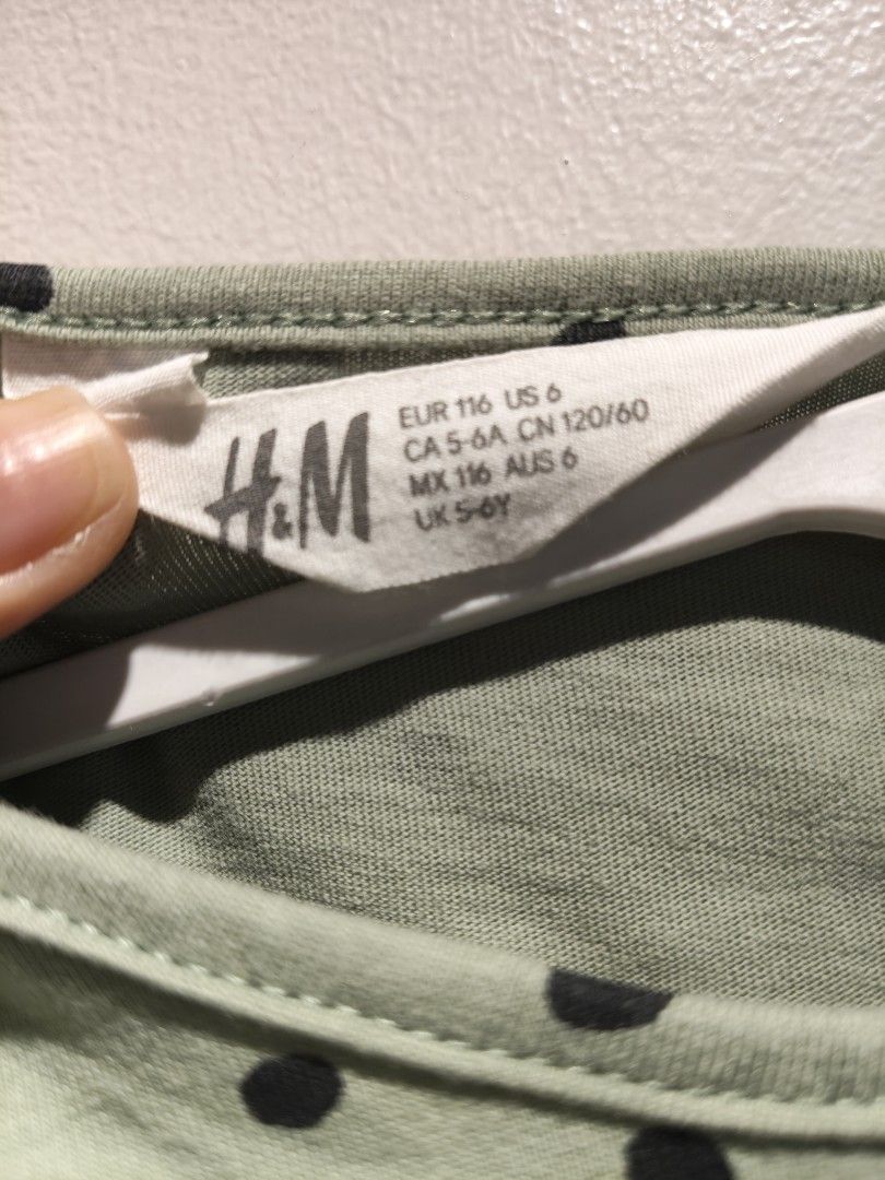 H&M Girls Top (Category: Babies & Kids Fashion) located in Pasig City. Submitted by furmom06 (Listing ID 1464821075, Image 2). Description: fits 3-4 y.o. Sage green size 116.