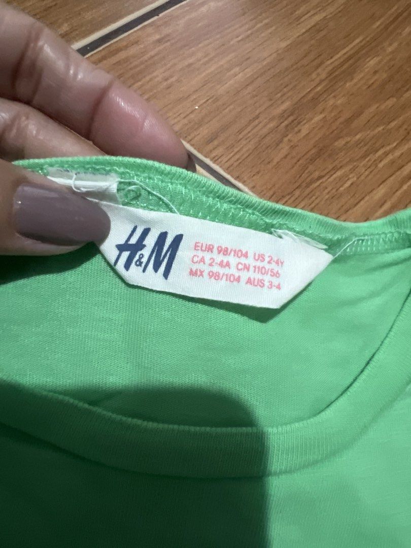 H&M Kids shirt (Category: Babies & Kids Fashion) located in Rizal. Submitted by 411tatedgirl (Listing ID 1464869878, Image 2). Description: May mga small stains lang sya pero over all good condition No logo cracks Nakatambak lang kasi nakalakihan na.