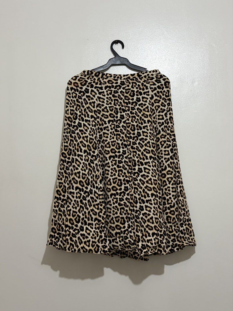 H&M Leopard Print Midi Skirt (Category: Skirts) located in Cainta. Submitted by knarv__ (Listing ID 1464883937, Image 1). Description: H&M leopard print midi skirt. Lightweight and flowy with a comfy elastic waistband. Perfect with heels or sneakers!.