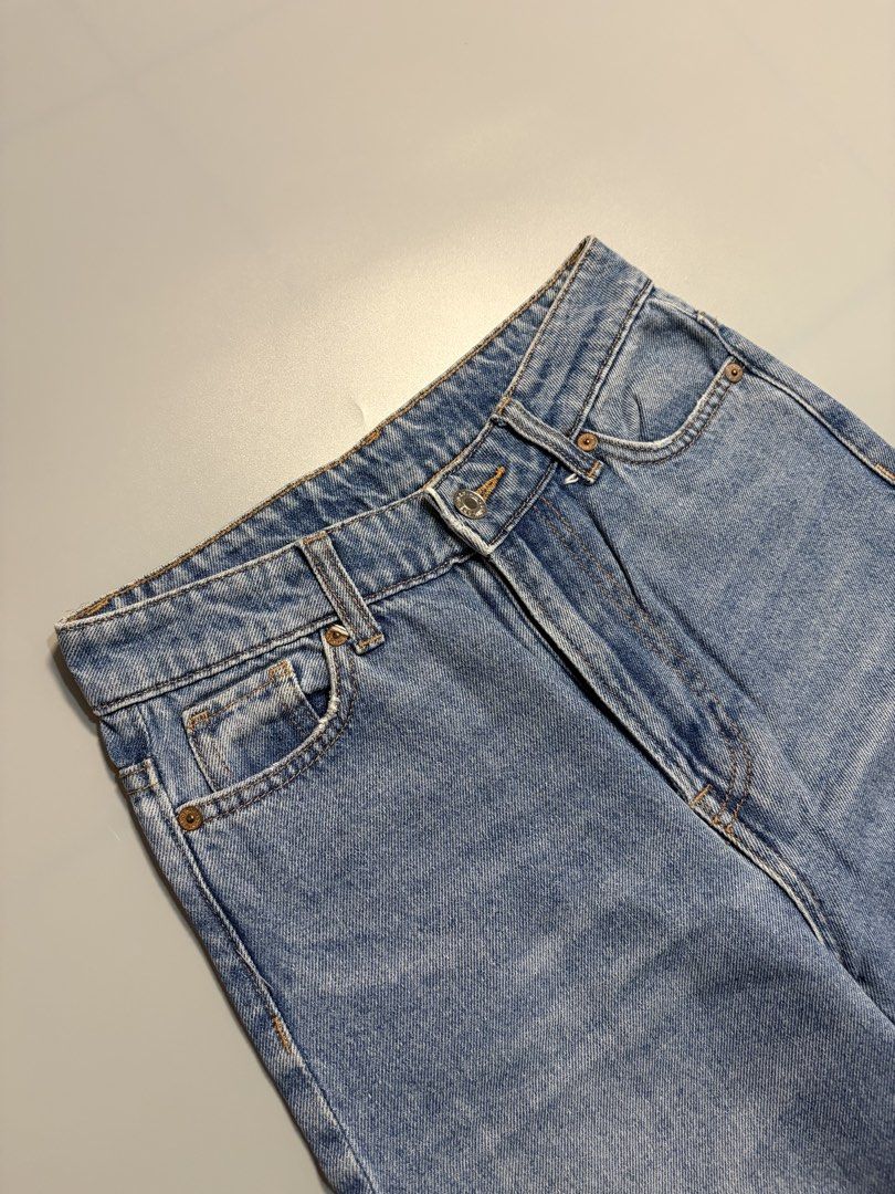 H&M loose straight denim pants (Category: Jeans) located in Quezon City. Submitted by archivesbya (Listing ID 1464829074, Image 1). Description: H&M loose straight denim pants Condition:10/10 waist: 26-27 inch length: 39 inch issue: none .