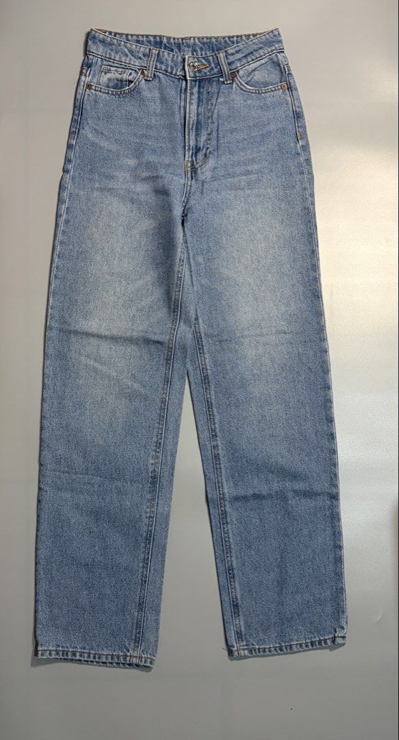 H&M loose straight denim pants (Category: Jeans) located in Quezon City. Submitted by archivesbya (Listing ID 1464829074, Image 2). Description: H&M loose straight denim pants Condition:10/10 waist: 26-27 inch length: 39 inch issue: none .
