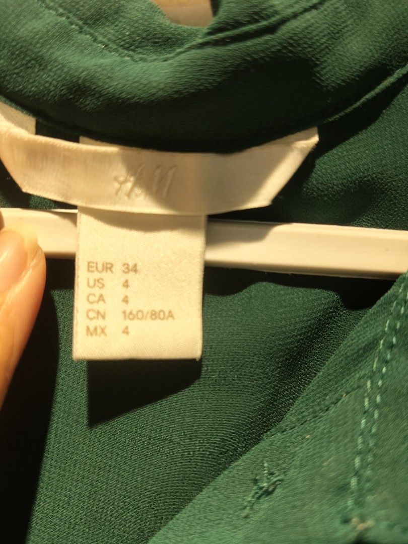 H&M Sheer Sleeveless M (Category: Blouses) located in Pasig City. Submitted by furmom06 (Listing ID 1464820285, Image 2). Description: Fits Small -Medium Sheer fabric, needs inner top/layering.