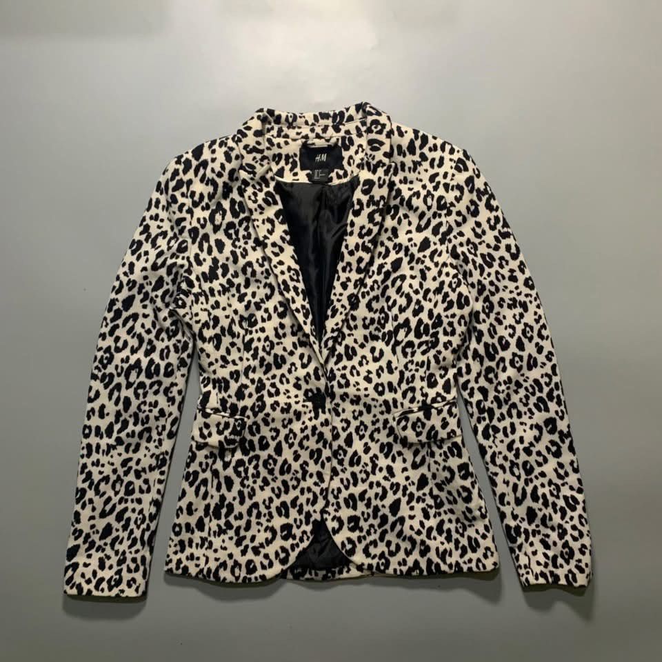 H&M SNOW LEOPARD BLAZER (Category: Coats, Jackets and Outerwear) located in Puerto Princesa. Submitted by kelvinfabr75674 (Listing ID 1464915192, Image 2). Description: Size XS-S 16 width 24 length NO ISSUE EXCELLENT CONDITION Color rate 10📌 .