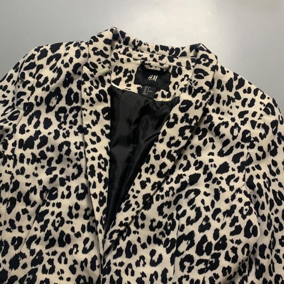 H&M SNOW LEOPARD BLAZER (Category: Coats, Jackets and Outerwear) located in Puerto Princesa. Submitted by kelvinfabr75674 (Listing ID 1464915192, Image 3). Description: Size XS-S 16 width 24 length NO ISSUE EXCELLENT CONDITION Color rate 10📌 .