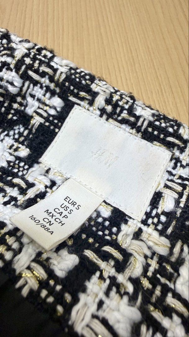 H&M Tweed Jacket (Category: Coats, Jackets and Outerwear) located in Makati City. Submitted by laikaibrahim (Listing ID 1464881478, Image 3). Description: .