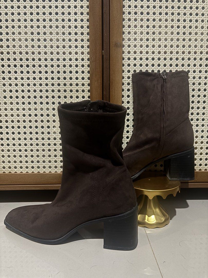 H&M Velvet Boots (Category: Boots) located in Angeles City. Submitted by codanilim_1105 (Listing ID 1464864255, Image 1). Description: Used once (less than a day).
