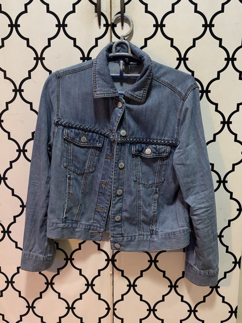 H&M Women Light Denim Jacket [Vaulted] (Category: Coats, Jackets and Outerwear) located in Las Pinas. Submitted by tarorosells (Listing ID 1464880413, Image 1). Description: ‼️BRANDED PRODUCT, SERIOUS BUYERS ONLY‼️ 🧥 Measurements Length: 21” Shoulder to Shoulder: 15.5” Pit to Pit: 19.5” Sleeve Length: 22” PRODUCT NOTES Women’s SMALL Shell:Cotton 82%, Lyocell 18% 19% Recycled cotton Material: Denim, Cotton, Lyocell, Recycled cotton .