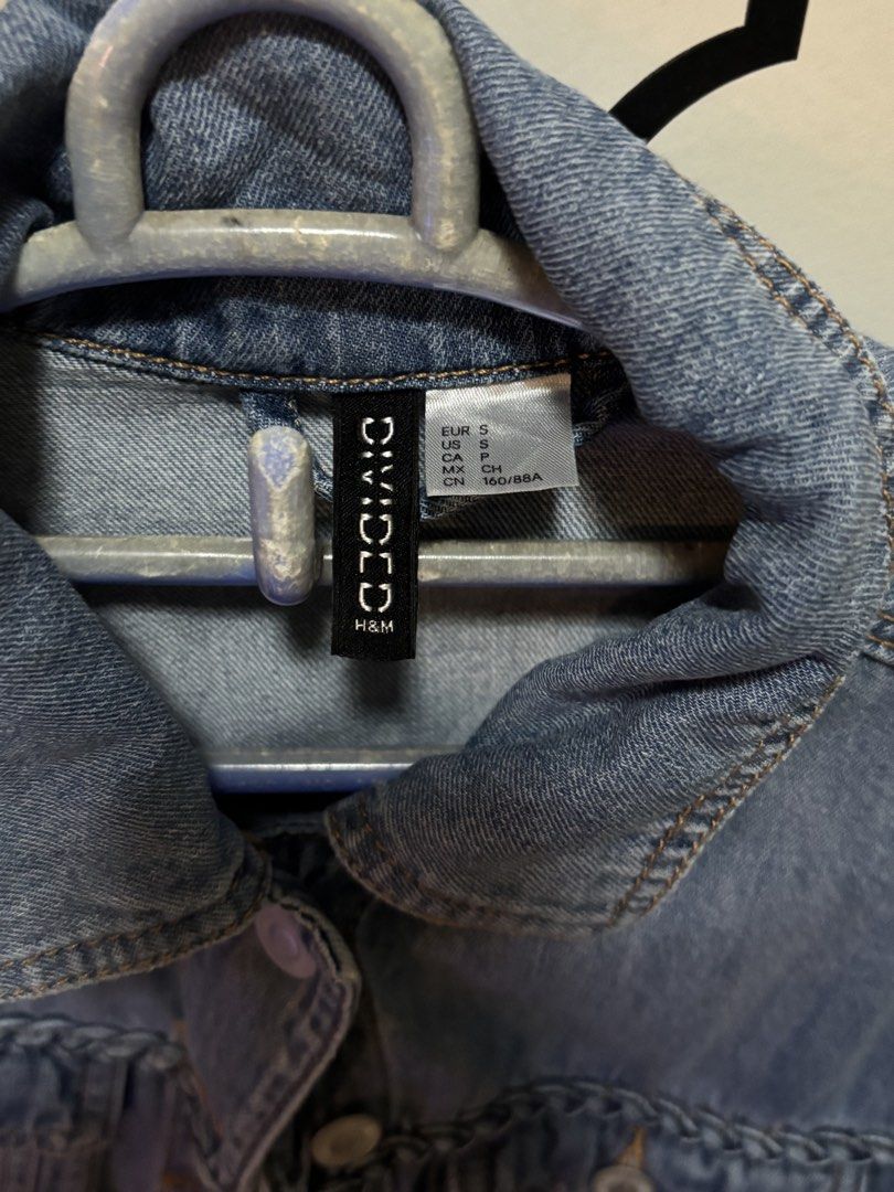 H&M Women Light Denim Jacket [Vaulted] (Category: Coats, Jackets and Outerwear) located in Las Pinas. Submitted by tarorosells (Listing ID 1464880413, Image 3). Description: ‼️BRANDED PRODUCT, SERIOUS BUYERS ONLY‼️ 🧥 Measurements Length: 21” Shoulder to Shoulder: 15.5” Pit to Pit: 19.5” Sleeve Length: 22” PRODUCT NOTES Women’s SMALL Shell:Cotton 82%, Lyocell 18% 19% Recycled cotton Material: Denim, Cotton, Lyocell, Recycled cotton .