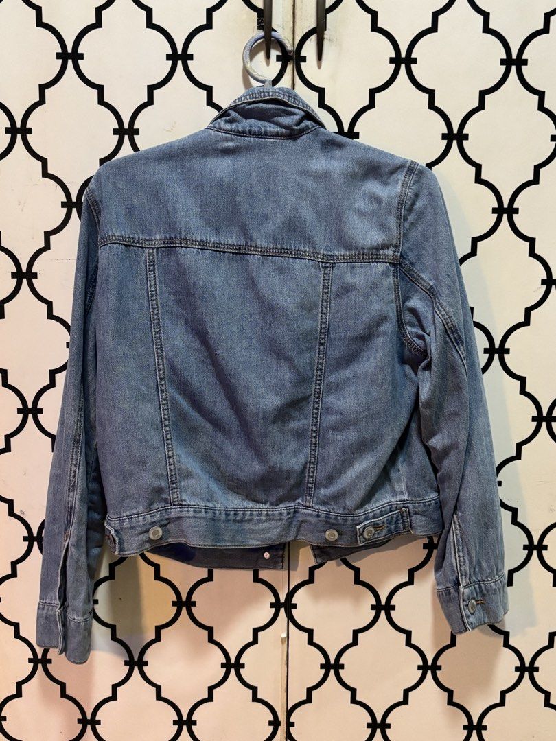 H&M Women Light Denim Jacket [Vaulted] (Category: Coats, Jackets and Outerwear) located in Las Pinas. Submitted by tarorosells (Listing ID 1464880413, Image 2). Description: ‼️BRANDED PRODUCT, SERIOUS BUYERS ONLY‼️ 🧥 Measurements Length: 21” Shoulder to Shoulder: 15.5” Pit to Pit: 19.5” Sleeve Length: 22” PRODUCT NOTES Women’s SMALL Shell:Cotton 82%, Lyocell 18% 19% Recycled cotton Material: Denim, Cotton, Lyocell, Recycled cotton .