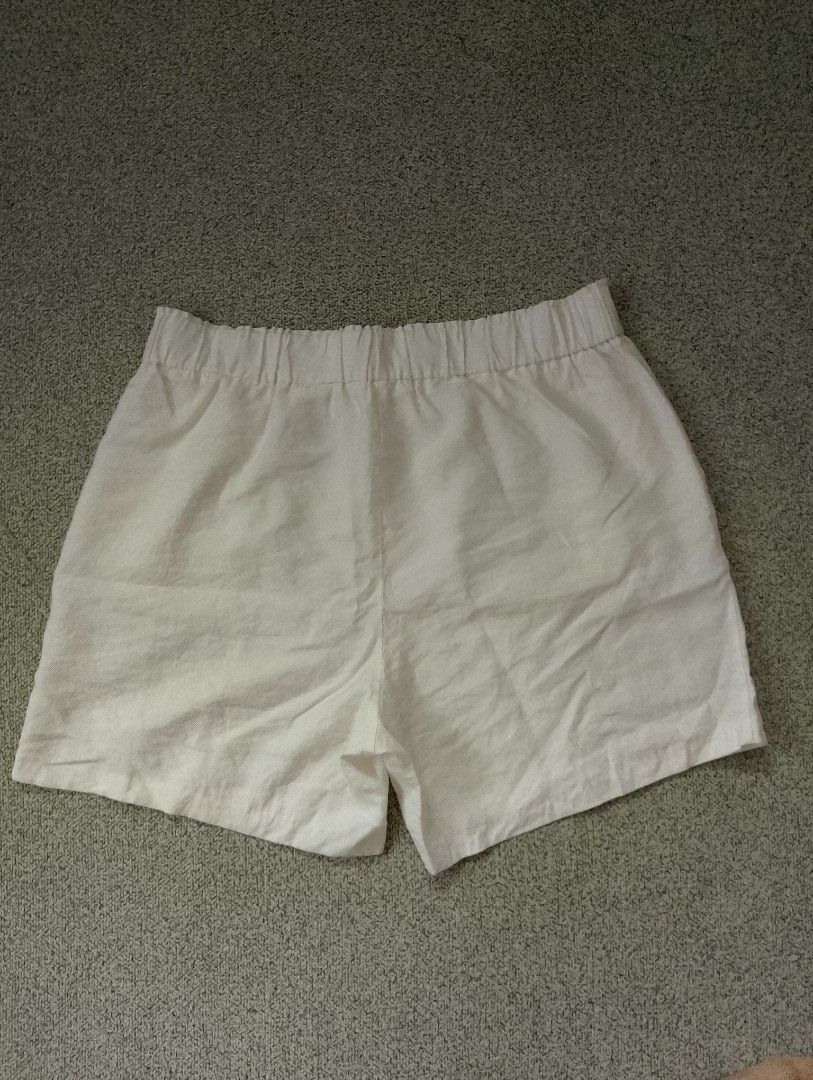 H&M Women's Short (Category: Shorts) located in Cabadbaran. Submitted by ztsfinds (Listing ID 1464836284, Image 2). Description: -This is curated ukay clothes, already washed. -Color may vary due to lighting. -Size: XL 170/100A -Length: 48 cm -Waist ( laid flat): 49 cm Leg Opening: 37.5 cm -Color: Off White.