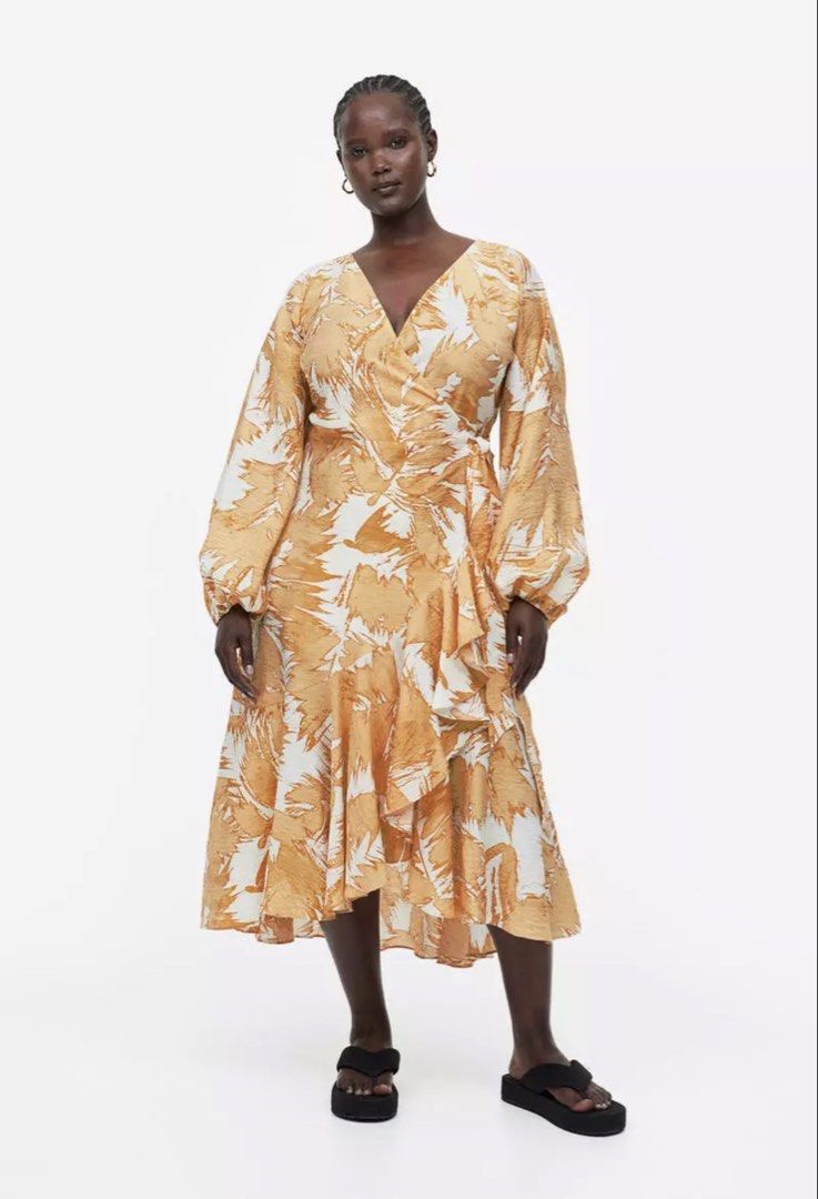 H&M Wrap Dress (Category: Dresses) located in Las Pinas. Submitted by monicaspreloved (Listing ID 1464852504, Image 2). Description: Fits xxl No flaws MOP: Bank transfer only Shipping: Grab/Lalamove/J&T.