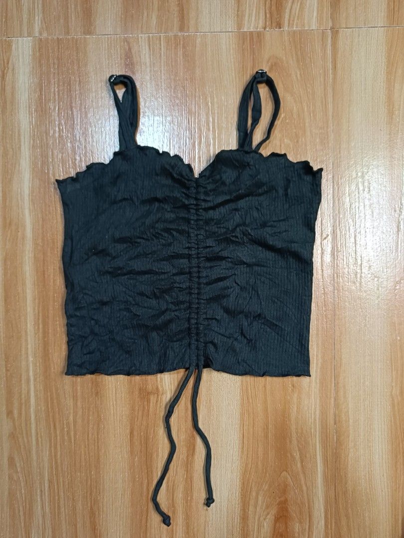 Hollister (Category: Others Tops) located in Manila. Submitted by jheizkiehi39708 (Listing ID 1464901898, Image 1). Description: like new no issue size xs.