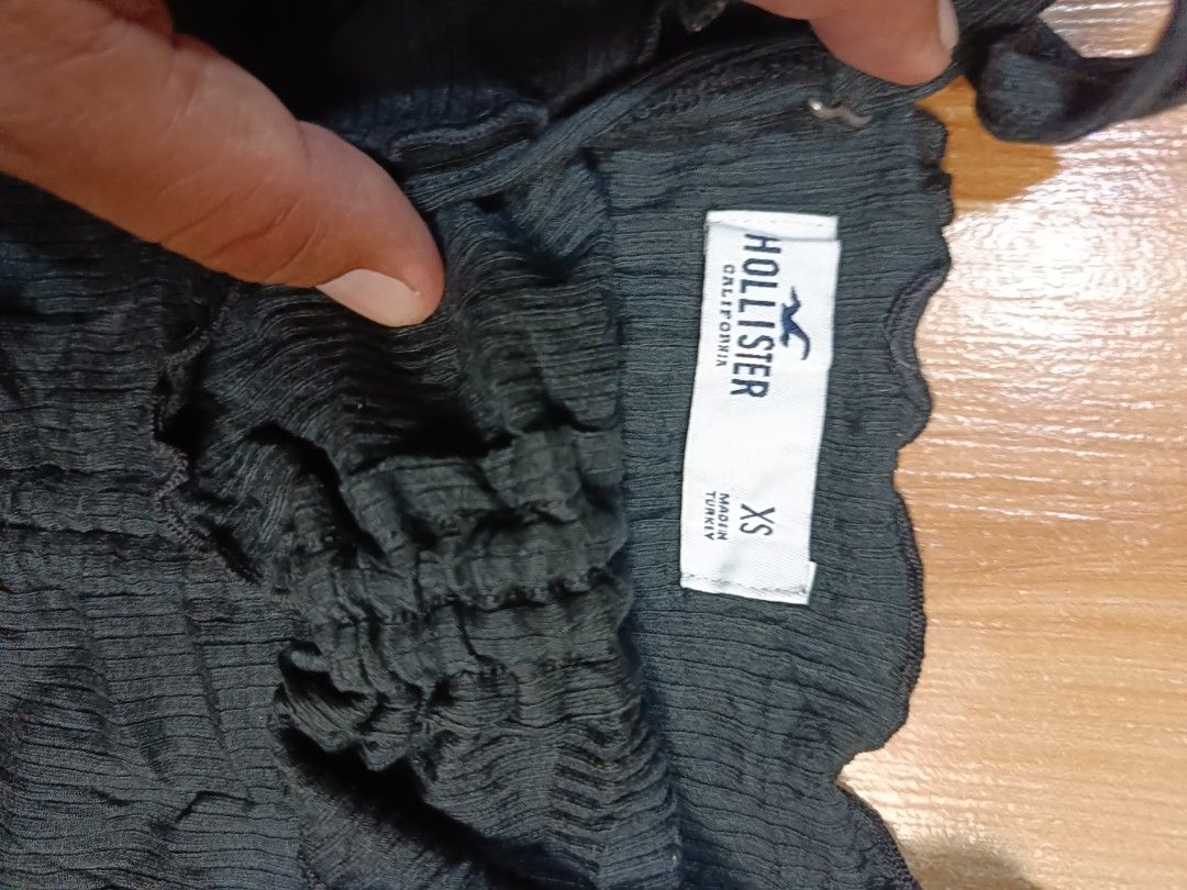 Hollister (Category: Others Tops) located in Manila. Submitted by jheizkiehi39708 (Listing ID 1464901898, Image 2). Description: like new no issue size xs.