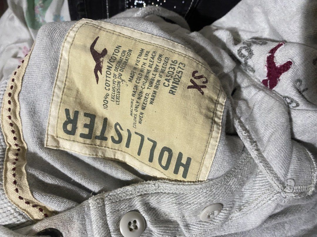 Hollister Hoodie (Category: Coats, Jackets and Outerwear) located in Butuan. Submitted by angericohappy420 (Listing ID 1464903678, Image 2). Description: Hollister half button Size: Small on tag ( Us size kyasa hanggang large, womens size ) In Verygood Condition .