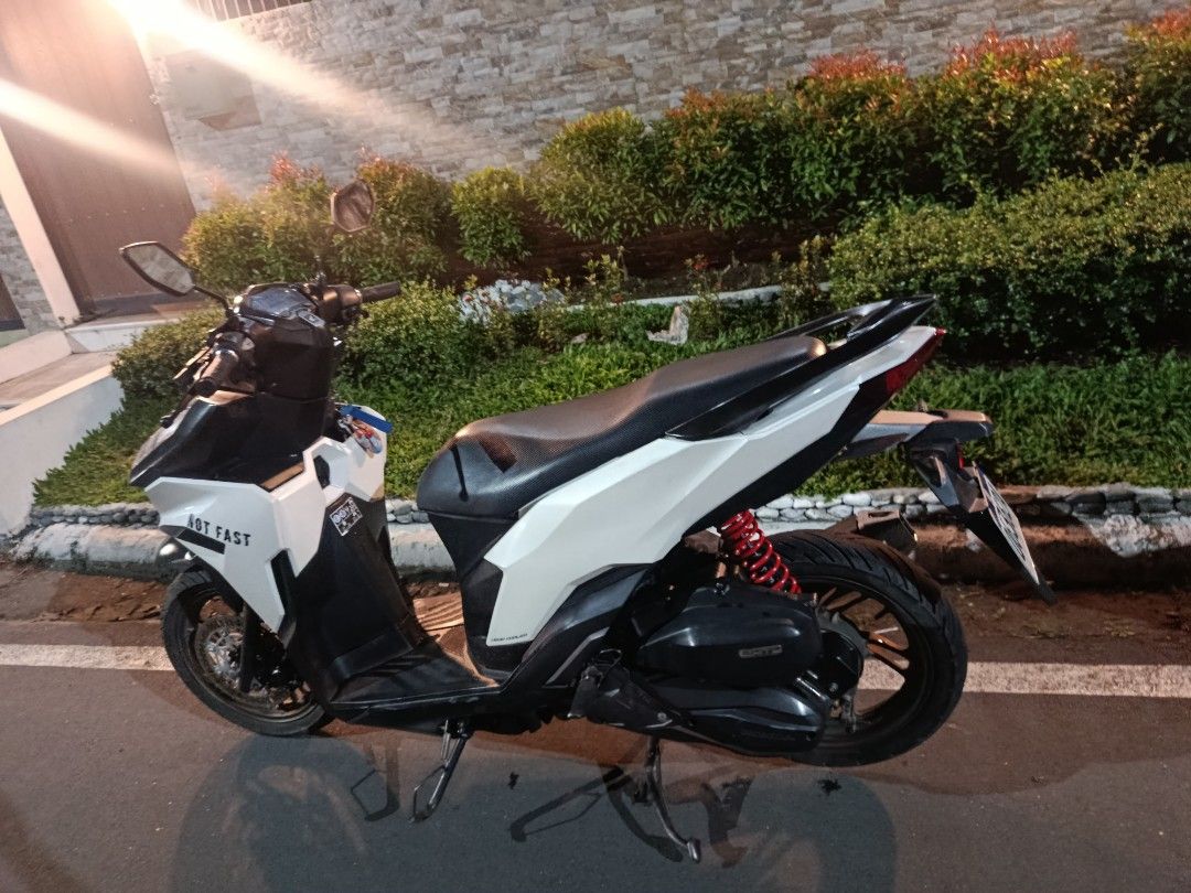 Honda Click scooter (Category: Motorbikes for Sale) located in Manila. Submitted by bravestorm_847932 (Listing ID 1464877800, Image 3). Description: Honda Click scooter in white and black. Liquid cooled engine, sporty red rear shock absorber. Carbon fiber texture seat cover. Fun sticker on the front fairing. Ready to ride. honda click v3 2025 model 10600 Odo orig papers 3years registered orig LTO plate bagong change oil (Sept 29,2026) bagong pali