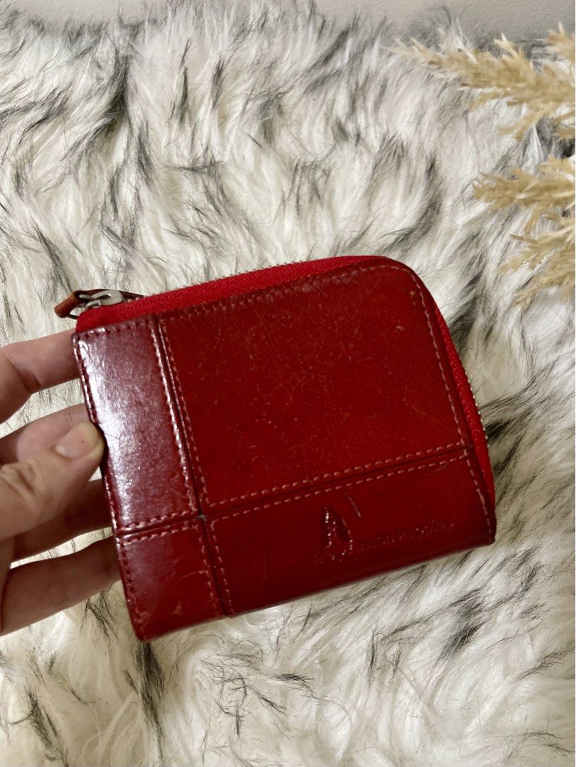 Hush Puppies Leather Short Wallet (Category: Wallets & Card holders) located in Teresa. Submitted by savvyonbranded (Listing ID 1464878448, Image 1). Description: 3.7 x 4.5 inches .