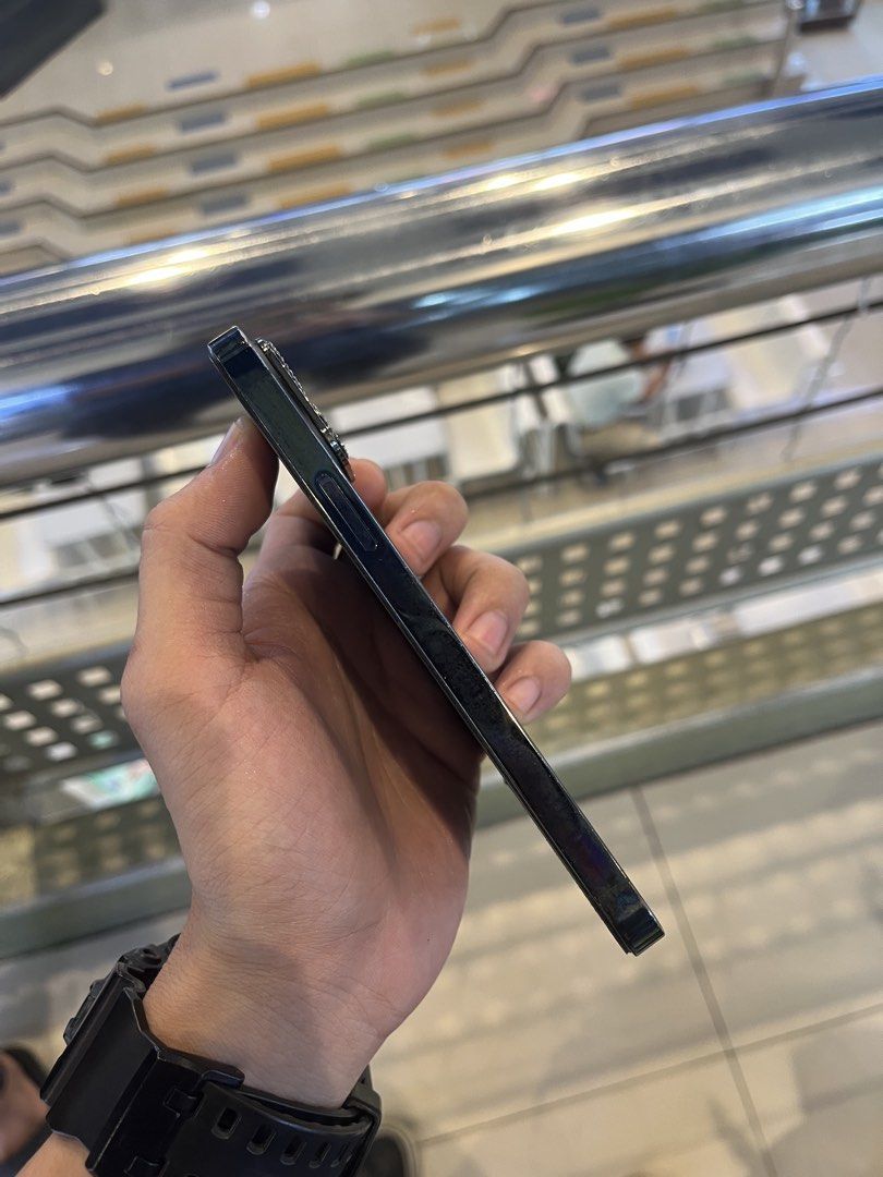 Iphone 12 pro (Category: iPhone 12 Series) located in Manila. Submitted by salahodinsamsoden (Listing ID 1464937300, Image 2). Description: IPHONE 12 pro 128gb No issue Palit lcd&battery health Meetup only Walang warranty Unit only .