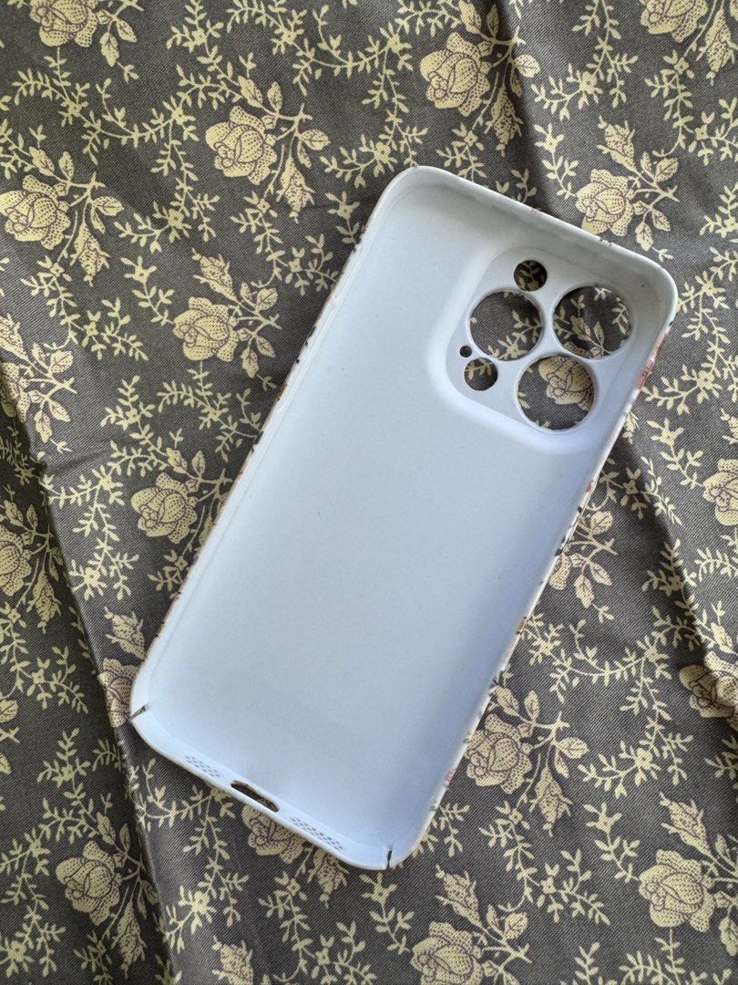 iPhone 15 pro case （分類：手機套及手機殻）位於 Hong Kong。 由 beluga_kiss 提交（商品編號 1464797170，圖片 2）。簡介： 白色底全版碎花圖案手機殼，小清新風格。鏡頭位有精準開孔，保護到鏡頭。質地順滑，好靚。換左新電話所以用唔著，平放畀有緣人，有興趣可DM查詢，MTR沿線交收。。