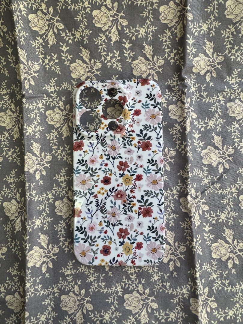 iPhone 15 pro case （分類：手機套及手機殻）位於 Hong Kong。 由 beluga_kiss 提交（商品編號 1464797170，圖片 1）。簡介： 白色底全版碎花圖案手機殼，小清新風格。鏡頭位有精準開孔，保護到鏡頭。質地順滑，好靚。換左新電話所以用唔著，平放畀有緣人，有興趣可DM查詢，MTR沿線交收。。