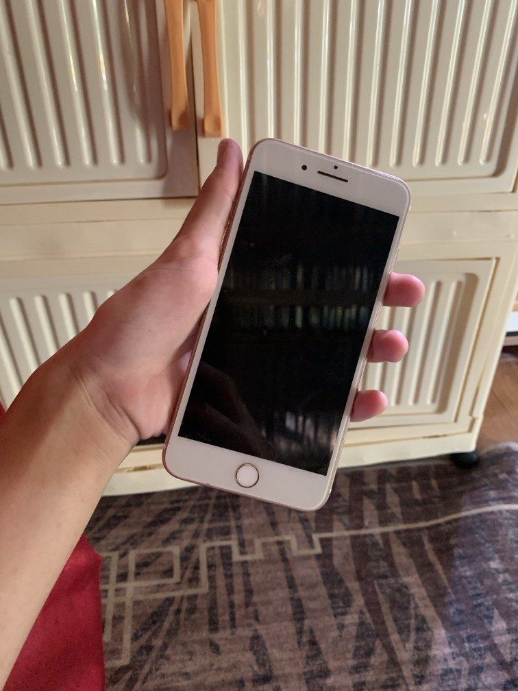 iPhone 7 Plus (Category: iPhone 7 Series) located in Manila. Submitted by jessa480 (Listing ID 1464795717, Image 2). Description: Sira LCD. Black out. NEGOTIABLE Issue: hindi ko sure if lcd lang ang sira kasi di na nagccharge kasi black out. dati sa taas lang ng screen di natatatouch so pinabayaan ko na and di ko na rin chinarge hanggang sa ganyab na di na rin nag oon sya.