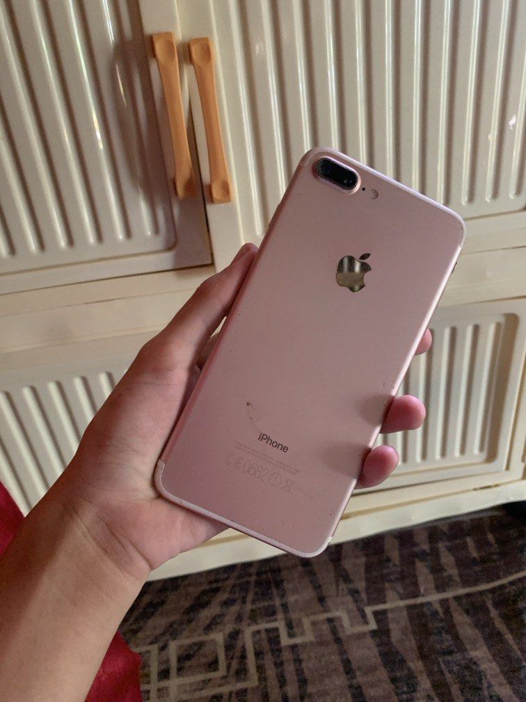iPhone 7 Plus (Category: iPhone 7 Series) located in Manila. Submitted by jessa480 (Listing ID 1464795717, Image 1). Description: Sira LCD. Black out. NEGOTIABLE Issue: hindi ko sure if lcd lang ang sira kasi di na nagccharge kasi black out. dati sa taas lang ng screen di natatatouch so pinabayaan ko na and di ko na rin chinarge hanggang sa ganyab na di na rin nag oon sya.