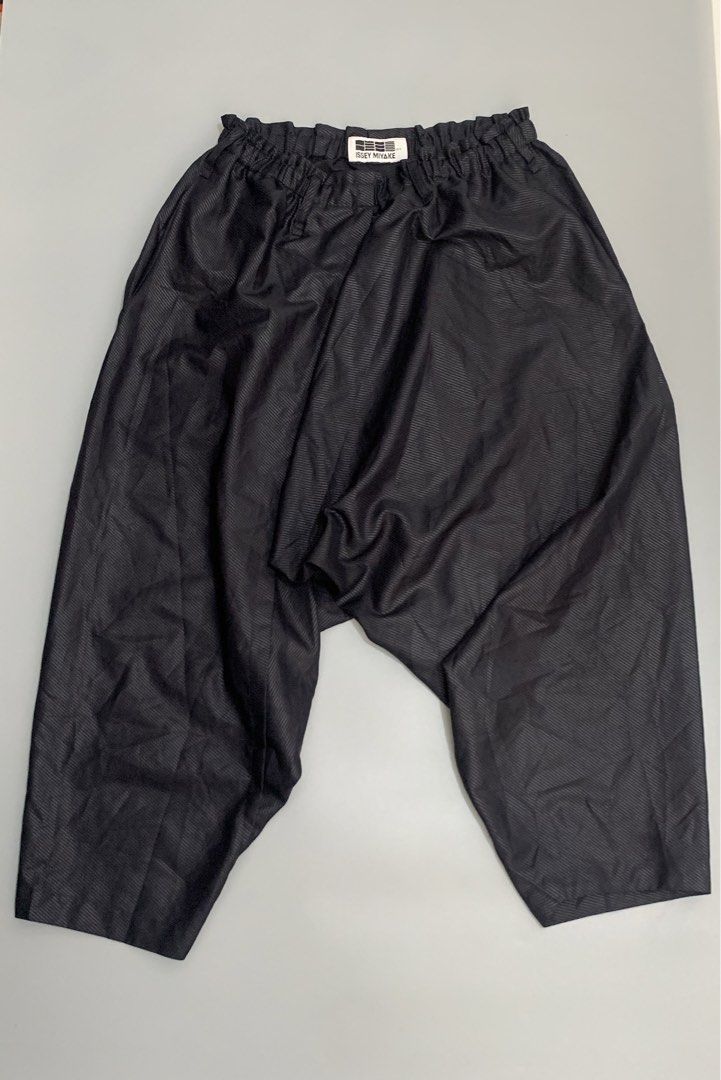 Issey Miyake 1325 Cropped Pants (Category: Other Bottoms) located in Mexico. Submitted by bugskiethrift (Listing ID 1464836423, Image 1). Description: excellent condition complete tags bump a message for more info.