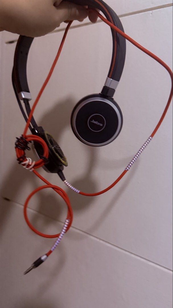 JABRA EVOLVE (Category: Headphones & Headsets) located in Taguig. Submitted by ellasee (Listing ID 1464824328, Image 2). Description: Audio is superb 100% quality noise canceling Issue- nakalaylay lang yung sa kaliwa need ayusin tntamad ako ayusin di ko alam paano .