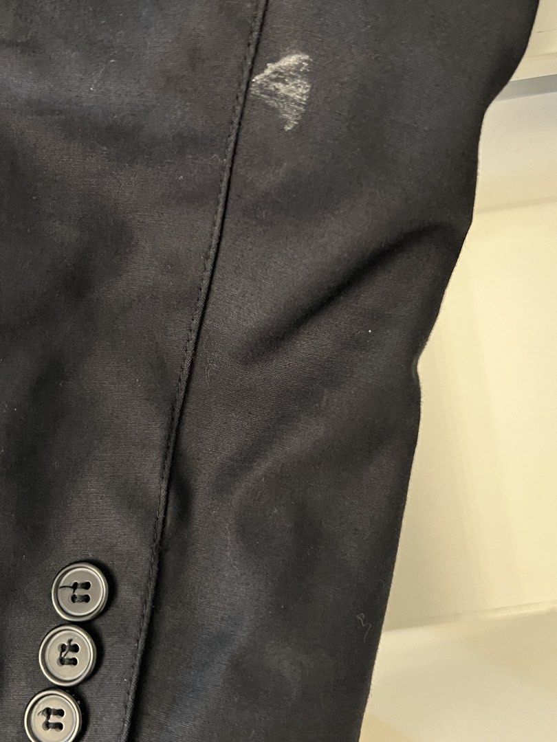 Jacket （分類：外套及戶外衣服）位於 Hong Kong。 由 ijustwannaselll 提交（商品編號 1464818357，圖片 4）。簡介： Shoulder 41cm Good quality fabric A little bit paint left。