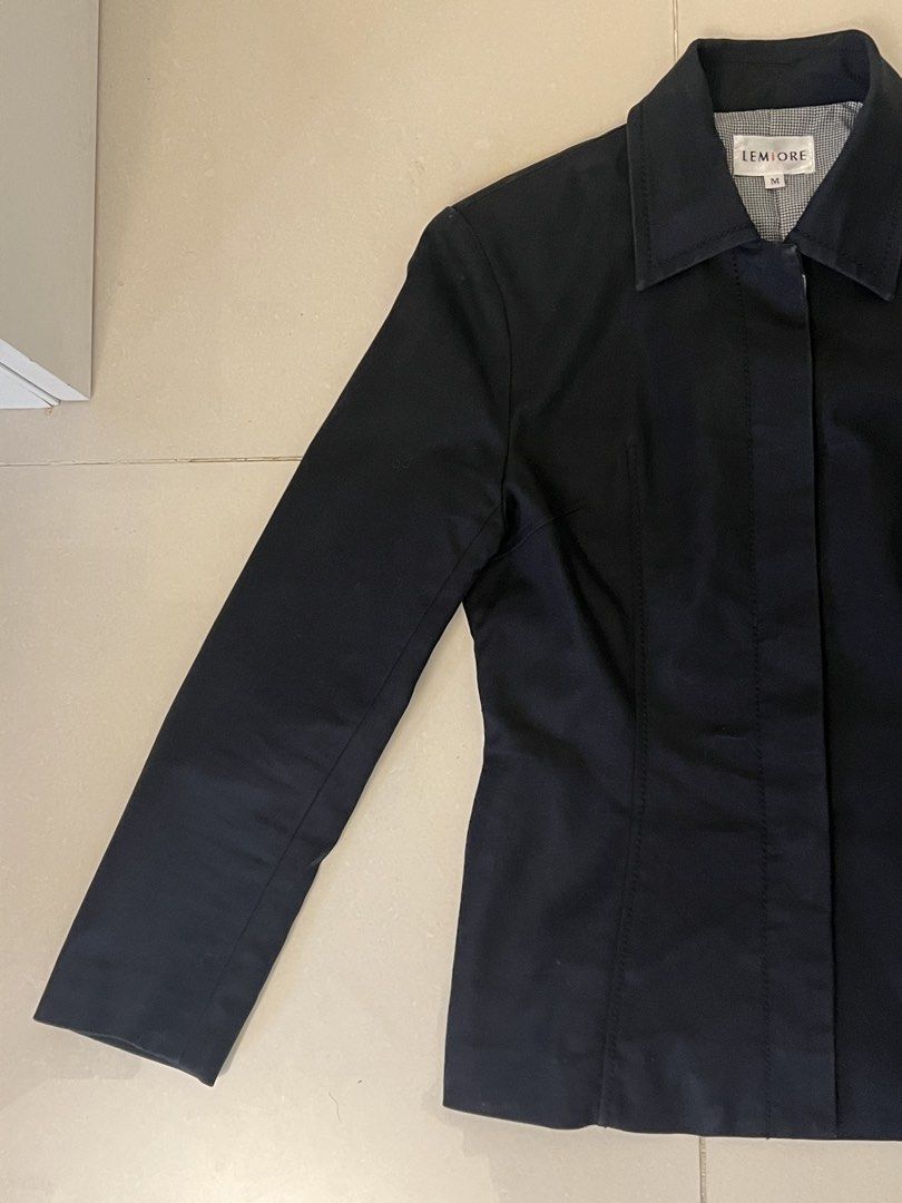 Jacket （分類：外套及戶外衣服）位於 Hong Kong。 由 ijustwannaselll 提交（商品編號 1464818357，圖片 3）。簡介： Shoulder 41cm Good quality fabric A little bit paint left。