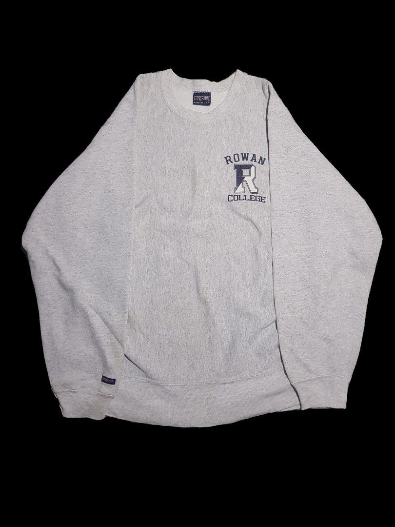 Jansport college sweatshirt (Category: Coats, Jackets and Outerwear) located in Manila. Submitted by arttchive (Listing ID 1464923348, Image 1). Description: Jansport college sweatshirt L on tag Length: 28 Sleeve: 24 Width: 21 Color rate: 9/10 Excellent condition ₱399.00+shipp Available✅.