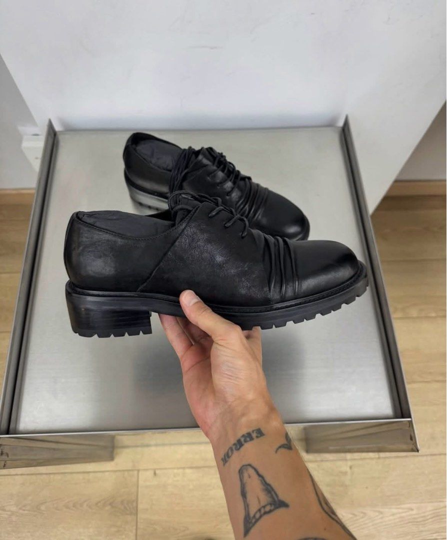 JCAESAR Wrinkled Strap Derby Shoes (Category: Boots) located in Bulacan. Submitted by johnivanqu27099 (Listing ID 1464886306, Image 1). Description: JCAESAR Wrinkled Strap Derby Shoes Brand: JCAESAR Model: Wrinkled Strap Derby Shoes Color: Black Size: EU 43 Condition: Brand New / Never Worn Inclusions: Complete with Original Box & Packaging 📦 A statement pair with a refined, contemporary silhouette. The wrinkled leather detailing and chunky sole