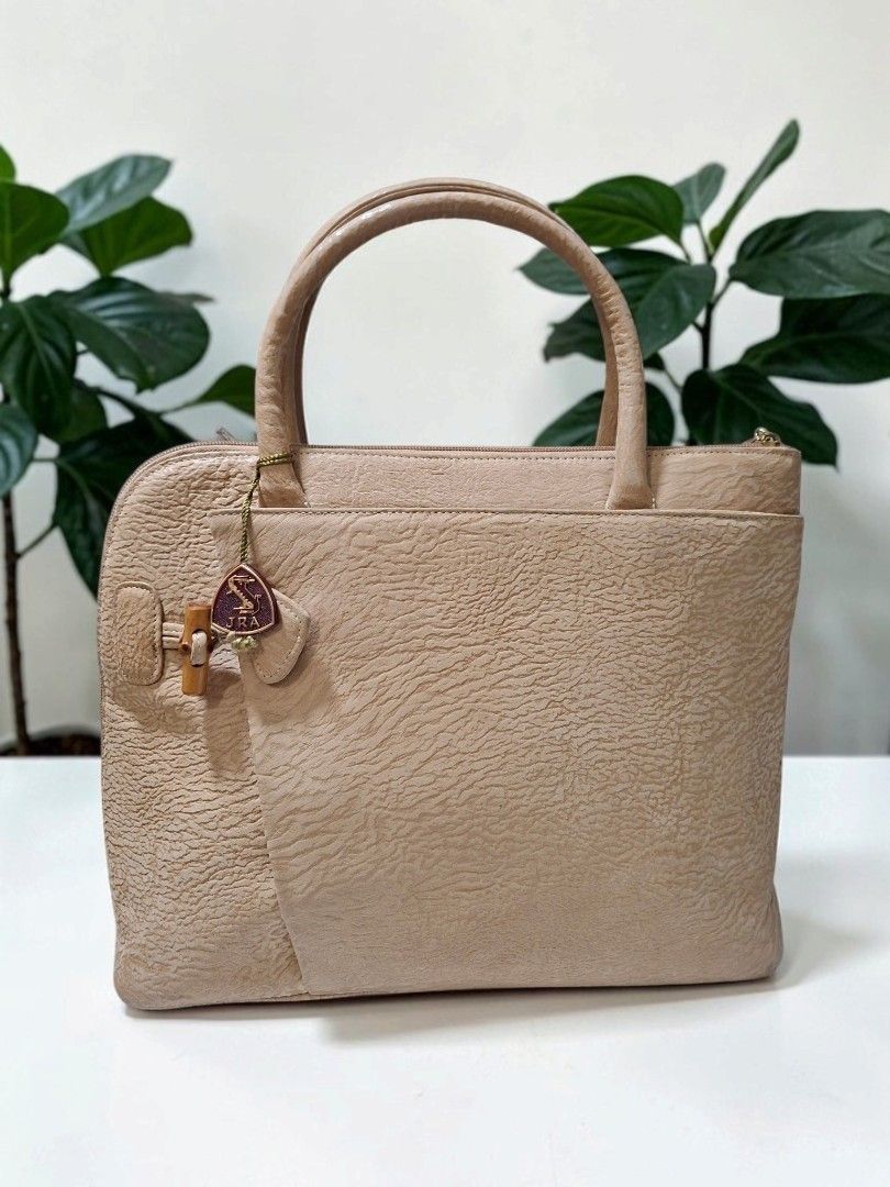 JRA BUFFALO LEATHER L ZIP TOTE BAG (Category: Tote Bags) located in Las Pinas. Submitted by annachiaonair2037 (Listing ID 1464885643, Image 1). Description: JRA BUFFALO LEATHER LZIP TOTE BAG FROM JAPAN INNER LEATHER LINING H 10.5" L 16" W 5.5".