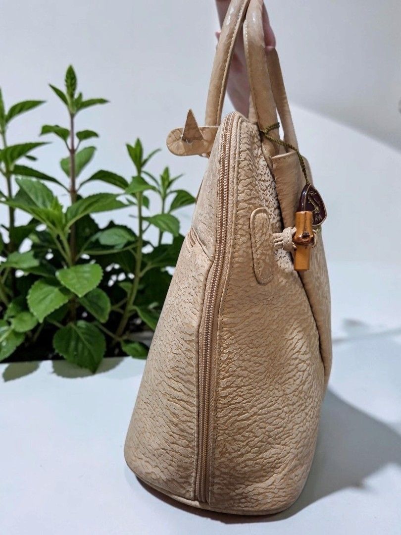 JRA BUFFALO LEATHER L ZIP TOTE BAG (Category: Tote Bags) located in Las Pinas. Submitted by annachiaonair2037 (Listing ID 1464885643, Image 2). Description: JRA BUFFALO LEATHER LZIP TOTE BAG FROM JAPAN INNER LEATHER LINING H 10.5" L 16" W 5.5".