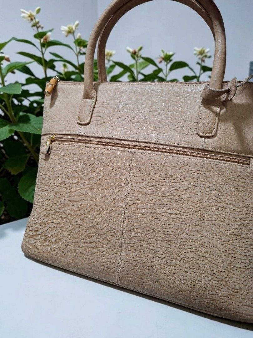 JRA BUFFALO LEATHER L ZIP TOTE BAG (Category: Tote Bags) located in Las Pinas. Submitted by annachiaonair2037 (Listing ID 1464885643, Image 3). Description: JRA BUFFALO LEATHER LZIP TOTE BAG FROM JAPAN INNER LEATHER LINING H 10.5" L 16" W 5.5".