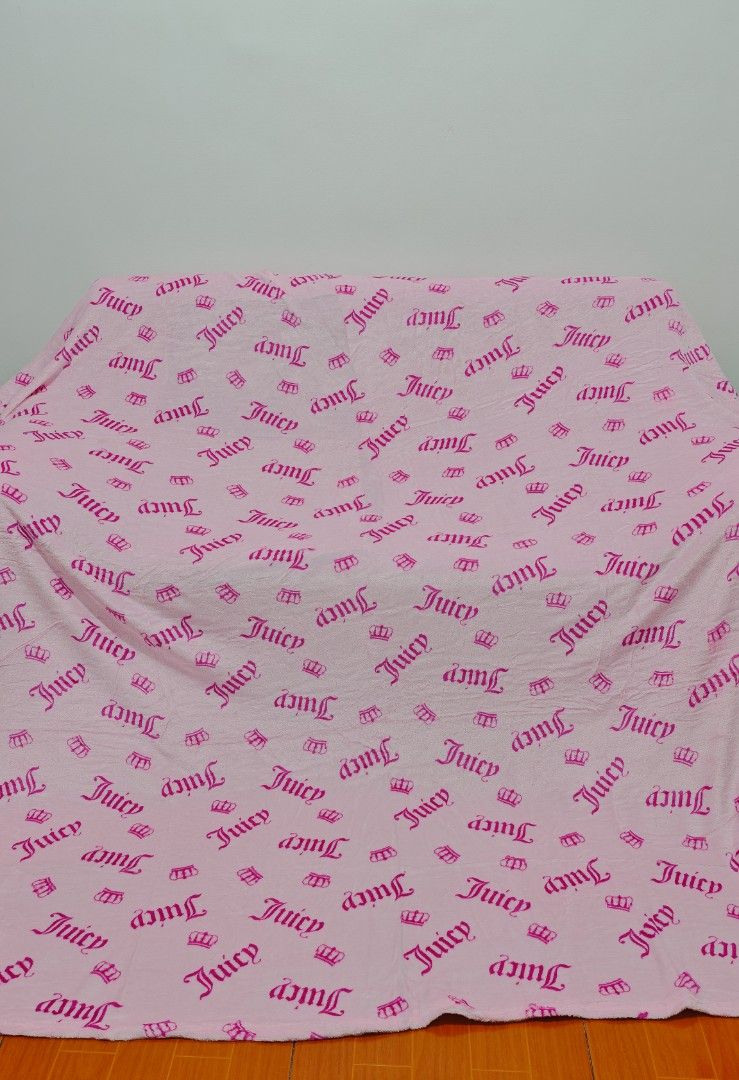 Juicy Couture LP Blanket/ Queen size (Category: Bedding & Towels) located in Mariveles. Submitted by hl.reyrfinds (Listing ID 1464774435, Image 1). Description: 🍀☘️🍀☘️🍀 Fur Fleece Blanket/ Queen size Soft warm & Glossy, Midweight ‼️ Minimal Print error Pay first. MOD: J&T.
