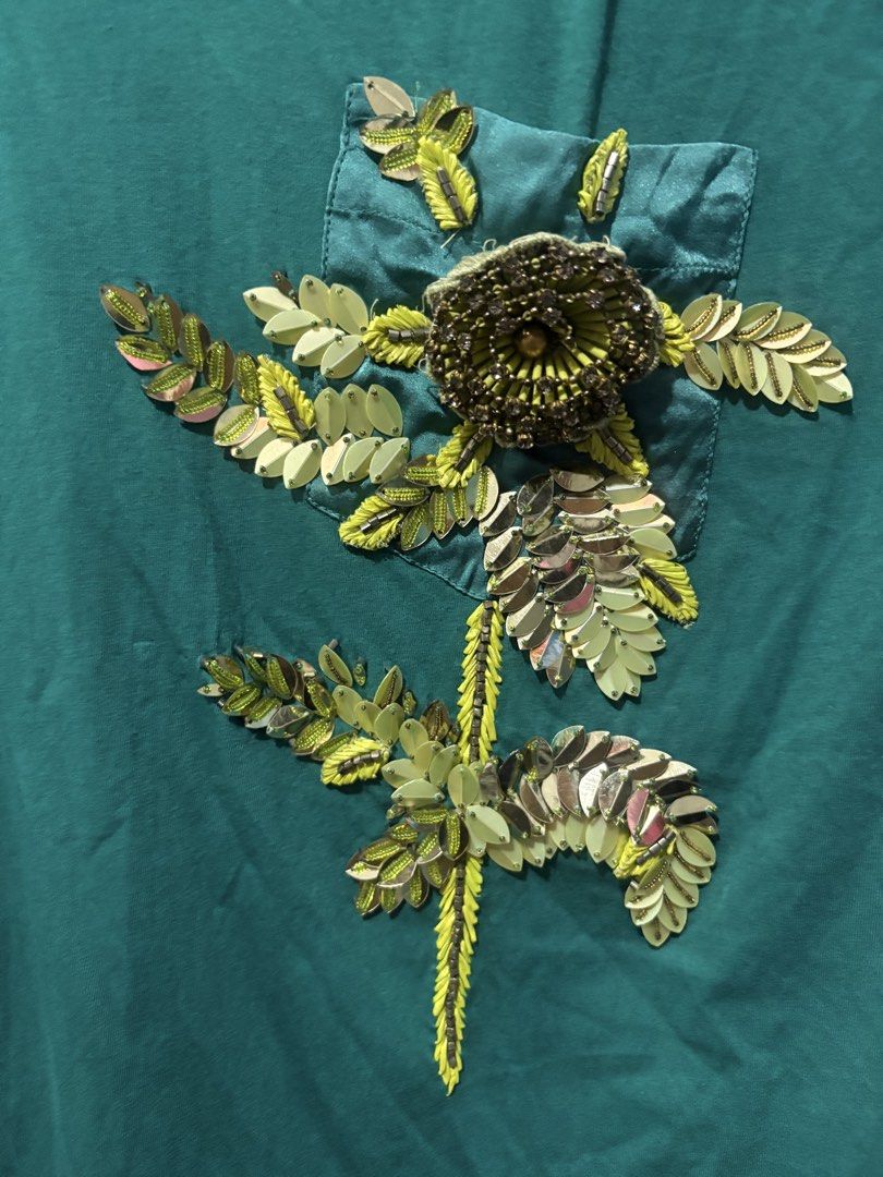 Just Cavalli Flower Pocket top (Category: Sleeveless) located in Makati City. Submitted by ThriftedGoods (Listing ID 1464858314, Image 3). Description: Feel free to ask for more detailed photos In excellent condition No issues Length-29 Width-21.