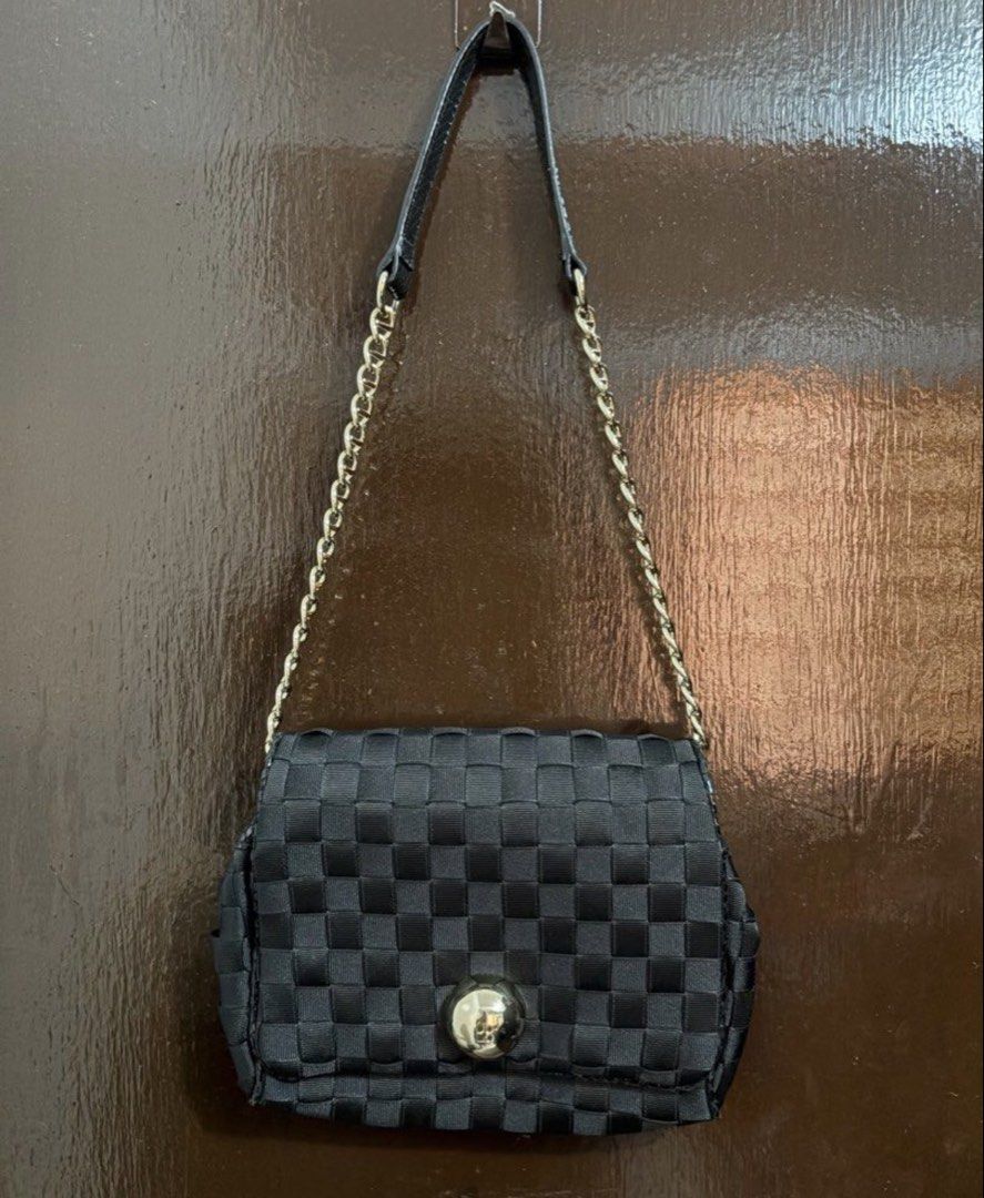 Kate Spade shoulder bag (Category: Clutches) located in Manila. Submitted by bwshoppe (Listing ID 1464882100, Image 1). Description: Size: L 6 1/2“X W 7“.