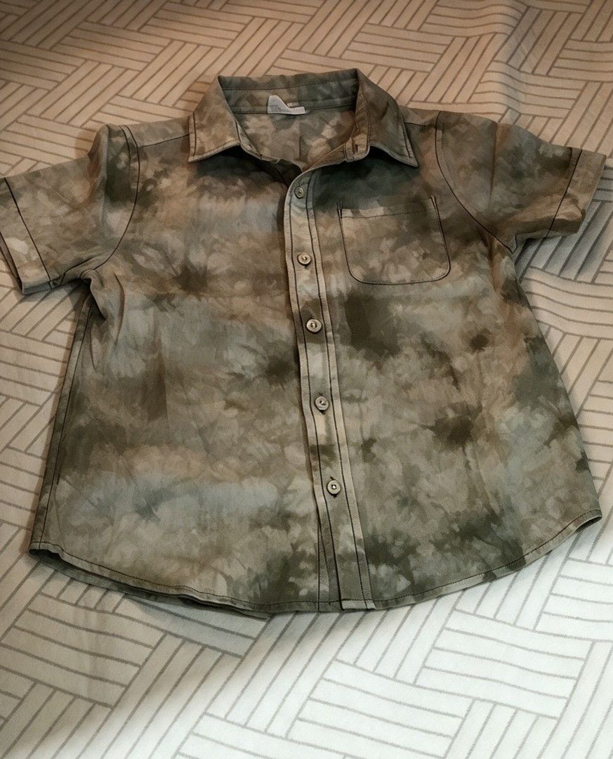 Kids short-sleeve polo (Category: Babies & Kids Fashion) located in Tarlac. Submitted by faithfulfinds (Listing ID 1464874706, Image 1). Description: Item: Kids short-sleeve button-up polo shirt Pattern: Earthy olive green and grey tie-dye Features: Front chest pocket, full button closure, neat cuff stitching Condition: Like New Size: Tag size 5 Fit Recommendation: Best fits kids aged 5–7 years old.