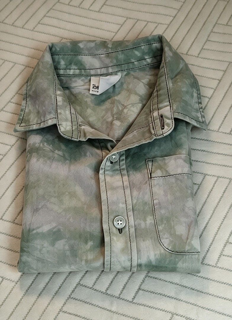Kids short-sleeve polo (Category: Babies & Kids Fashion) located in Tarlac. Submitted by faithfulfinds (Listing ID 1464874706, Image 2). Description: Item: Kids short-sleeve button-up polo shirt Pattern: Earthy olive green and grey tie-dye Features: Front chest pocket, full button closure, neat cuff stitching Condition: Like New Size: Tag size 5 Fit Recommendation: Best fits kids aged 5–7 years old.