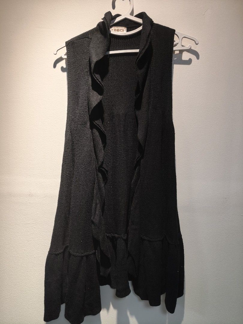 Knitted Vest M (Category: Coats, Jackets and Outerwear) located in Pasig City. Submitted by furmom06 (Listing ID 1464821440, Image 1). Description: Fits Medium-Large okay for layering.