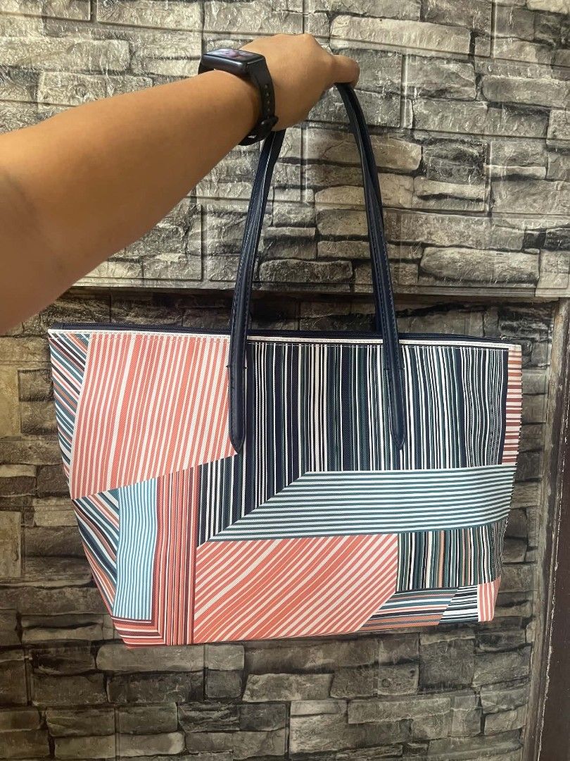 Lacoste (Category: Tote Bags) located in Antipolo. Submitted by jaolshoppe23 (Listing ID 1464862538, Image 3). Description: .