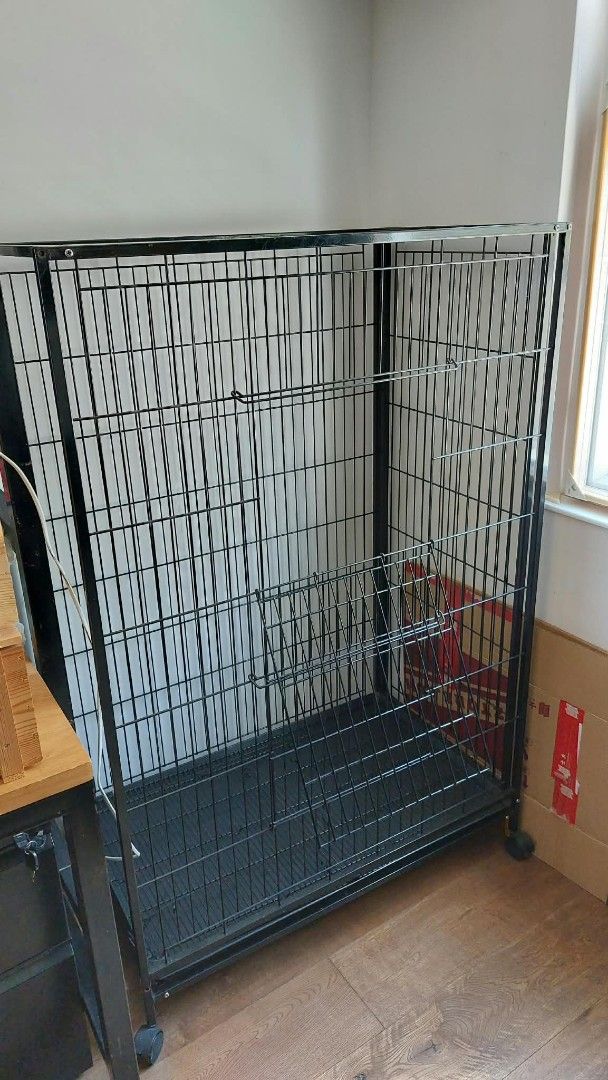 Large black metal wire pet cage with wheels （分類：櫃子、組合櫃及置物架）位於 Hong Kong。 由 andychiuch10345 提交（商品編號 1464897179，圖片 2）。簡介： Black wire pet cage with rolling wheels at the bottom.Size 94cmWx58cm Dx140cmH. Two front doors plus a built-in rack at bottom. Frame made of sturdy metal bars. Currently wrapped up in plastic wrap for easy moving and storage. Pick up only due to size. For free, but need to pick up at village house in Tai Po..。