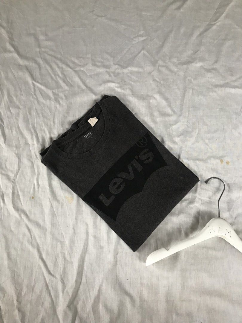 LEVI’S Batwing Tee (Category: Tshirts & Polo Shirts ) located in San Fernando. Submitted by ramjames18 (Listing ID 1464896829, Image 2). Description: •LEVI’S Batwing Tee 🔥 -Excellent Condition -9.+/10 Color Rate -Charcoal Black Colorway -Large(22.5x29.5) Pm sa interested! 📥📥.