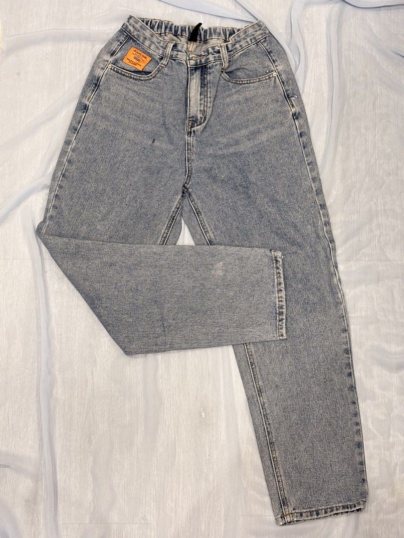 Light wash high-waisted denim jeans with split hems (Category: Jeans) located in Manila. Submitted by jonahgmzn (Listing ID 1464893045, Image 1). Description: Size 25-26 Jeans Take all for PHP 1000 Rfa: declutterring Location: Quezon City.