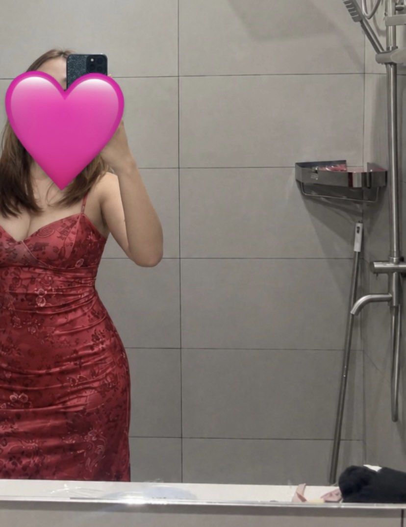 long dress (Category: Dresses) located in Pasig City. Submitted by declutterwithme.999 (Listing ID 1464863369, Image 2). Description: - Size medium - Material: Stretchy fabric that hugs the body nicely - Condition: Worn once for a quick photo.