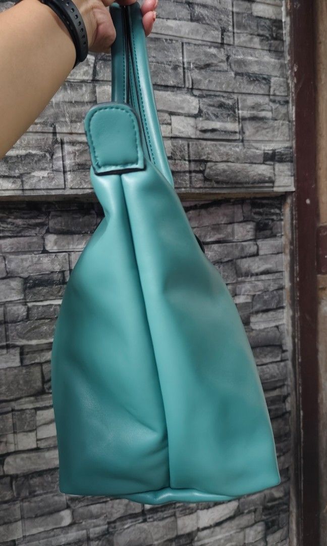 Longchamp (Category: Shoulder Bags) located in Antipolo. Submitted by jaolshoppe23 (Listing ID 1464862378, Image 3). Description: .
